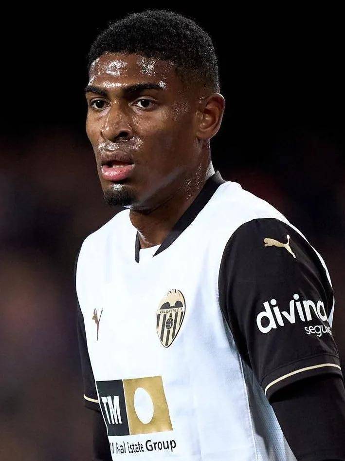 这三人占据 这三人占据